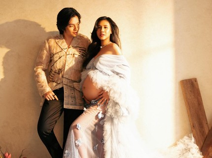 Gaya Shenina Cinnamon saat Pamer Baby Bump dalam Balutan Gaun Putih