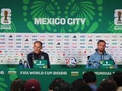 Soccer Football - FIFA World Cup 2026 - England Press Conference - Estadio Azteca, Mexico City, Mexico - July 4, 2026 England manager Thomas Tuchel during press conference with England's Jordan Henderson REUTERS/Henry Romero