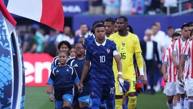 Soccer Football - FIFA World Cup 2026 - Round of 16 - Paraguay v France - Philadelphia Stadium, Philadelphia, Pennsylvania, U.S. - July 4, 2026 France's Kylian Mbappe, Mike Maignan and teammates walk out onto the pitch before the match IMAGN IMAGES v