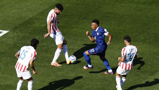 Soccer Football - FIFA World Cup 2026 - Round of 16 - Paraguay v France - Philadelphia Stadium, Philadelphia, Pennsylvania, U.S. - July 4, 2026 Paraguay's Omar Alderete in action with France's Kylian Mbappe REUTERS/Jeenah Moon
