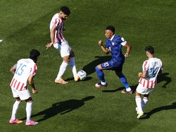 Soccer Football - FIFA World Cup 2026 - Round of 16 - Paraguay v France - Philadelphia Stadium, Philadelphia, Pennsylvania, U.S. - July 4, 2026 Paraguay's Omar Alderete in action with France's Kylian Mbappe REUTERS/Jeenah Moon