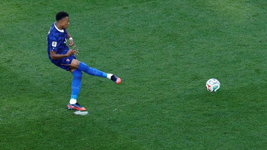 Soccer Football - FIFA World Cup 2026 - Round of 16 - Paraguay v France - Philadelphia Stadium, Philadelphia, Pennsylvania, U.S. - July 4, 2026 France's Kylian Mbappe scores their first goal from the penalty spot REUTERS/Jeenah Moon     TPX IMAGES OF