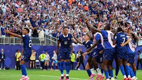 Soccer Football - FIFA World Cup 2026 - Round of 16 - Paraguay v France - Philadelphia Stadium, Philadelphia, Pennsylvania, U.S. - July 4, 2026 France's Desire Doue, Kylian Mbappe and teammates celebrate after the match IMAGN IMAGES via Reuters/James