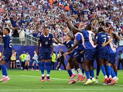Soccer Football - FIFA World Cup 2026 - Round of 16 - Paraguay v France - Philadelphia Stadium, Philadelphia, Pennsylvania, U.S. - July 4, 2026 France's Desire Doue, Kylian Mbappe and teammates celebrate after the match IMAGN IMAGES via Reuters/James
