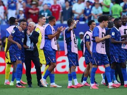 Soccer Football - FIFA World Cup 2026 - Round of 16 - Paraguay v France - Philadelphia Stadium, Philadelphia, Pennsylvania, U.S. - July 4, 2026  France coach Didier Deschamps and France's Kylian Mbappe celebrate after the match as France qualify for