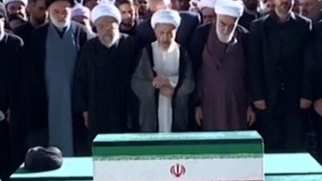 Momen 3 Putra Ayatollah Ali Khamenei Angkat Peti Jenazah Sang Ayah