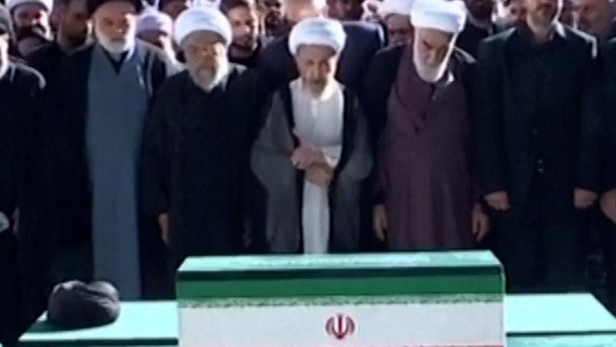 Momen 3 Putra Ayatollah Ali Khamenei Angkat Peti Jenazah Sang Ayah