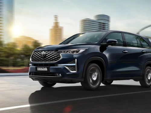 Toyota Innova Hycross yang dijual di India.