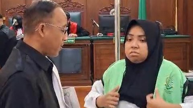 Wanita Surabaya nekat robohkan rumah dinas Bea Cukai pakai eskavator yang disewa Rp 7 juta.