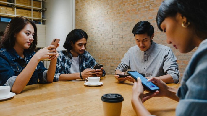 3 Ciri Kepribadian Orang yang Suka Jadi 'Silent Reader' di Grup Chat