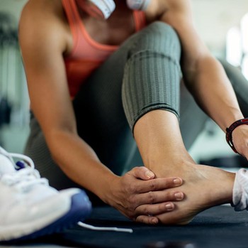 5 Cara Mencegah Kaki Lecet saat Pakai Sepatu Baru