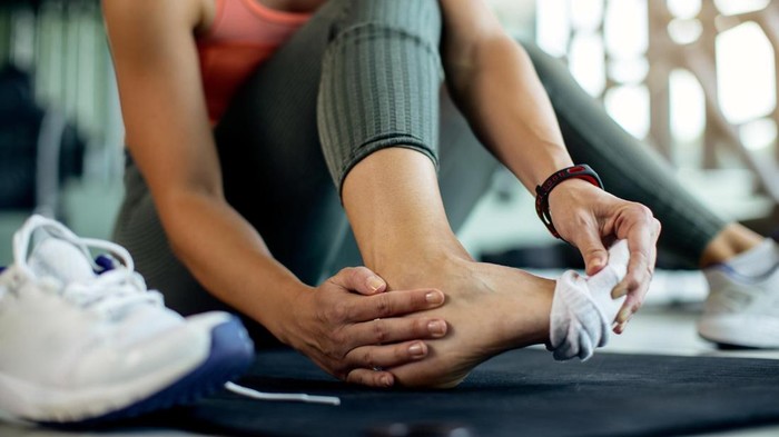 5 Cara Mencegah Kaki Lecet saat Pakai Sepatu Baru