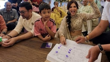 Busana Pernikahan Aamir Khan Curi Perhatian, Tampil Kasual dengan Kaus Putih