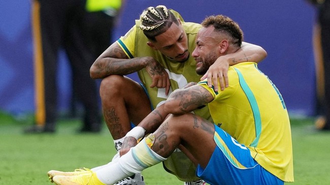 Soccer Football - FIFA World Cup 2026 - Round of 16 - Brazil v Norway - New York New Jersey Stadium, East Rutherford, New Jersey, U.S. - July 5, 2026 Brazil's Neymar and Raphinha look dejected after the match as Brazil are eliminated from the World C