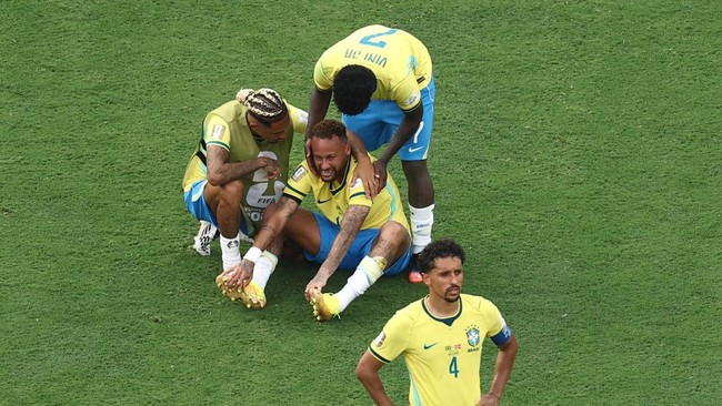 Brazil's forward #10 Neymar (C) reacts after losing the 2026 World Cup round of 16 football match between Brazil and Norway at the New York/New Jersey Stadium in East Rutherford on July 5, 2026.  (Photo by CHARLY TRIBALLEAU / AFP)