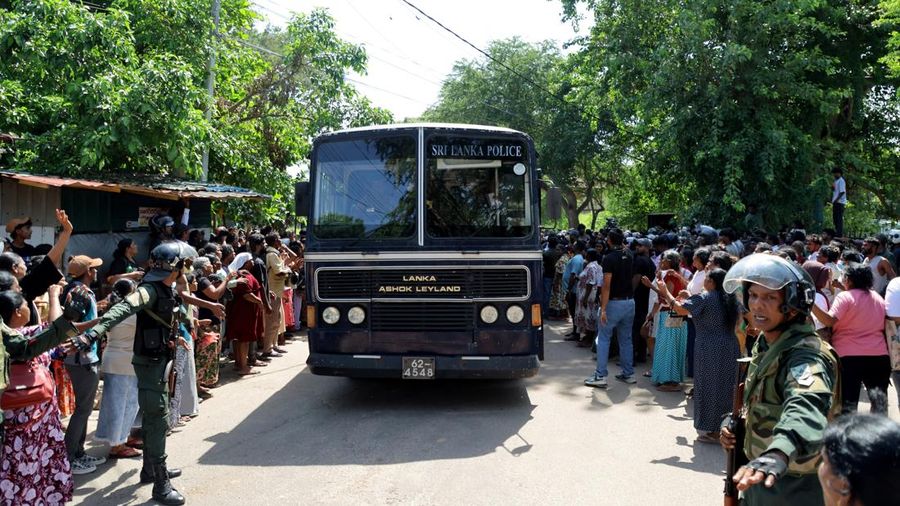 Anggota pasukan keamanan memberi jalan bagi sebuah bus nan membawa tahanan untuk dipindahkan ke penjara lain setelah bentrok antara dua golongan narapidana di Penjara Negombo, di kota pesisir Negombo, Sri Lanka, 6 Juli 2026.