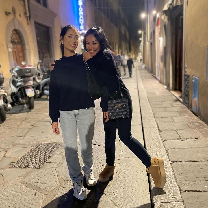 <p>Anggun C. Sasmi kembali mencuri perhatian lewat momen kebersamaannya dengan putri semata wayang, Kirana Cipta Montana. Penampilan Kirana yang kini berusia 18 tahun berhasil menjadi sorotan, Bunda. (Foto: Instagram @anggun_cipta)</p>