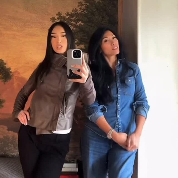 <p>Momen hangat keduanya belum lama ini dibagikan Anggun melalui akun Instagram pribadi. Dalam video singkat itu, Bunda dan anak ini tampak merekam diri di depan cermin sambil bergaya dan nyanyi bersama.&nbsp;(Foto: Instagram @anggun_cipta)</p>
