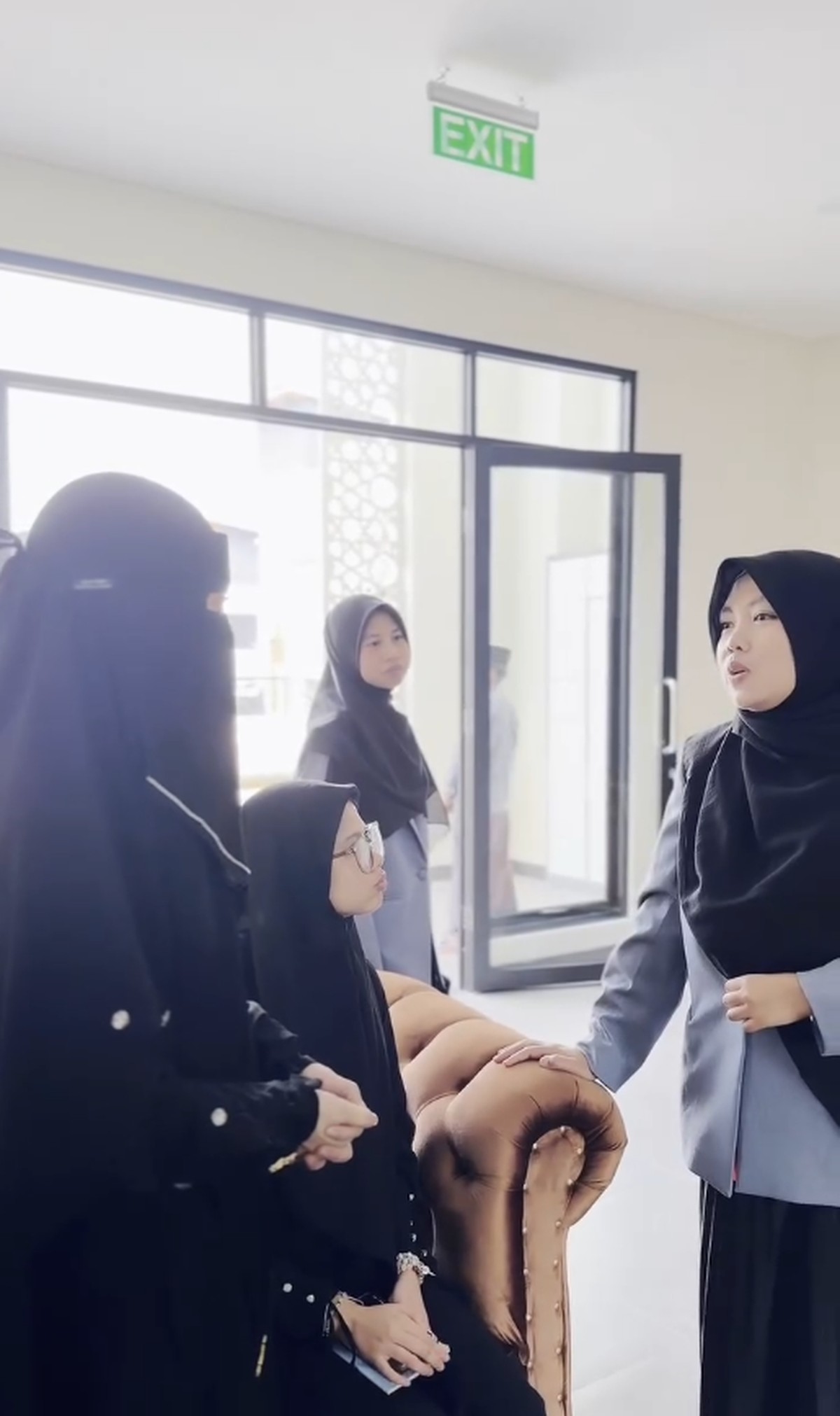 Gaya Celine Evangelista pakai cadar saat mengantar anak masuk pesantren&period;