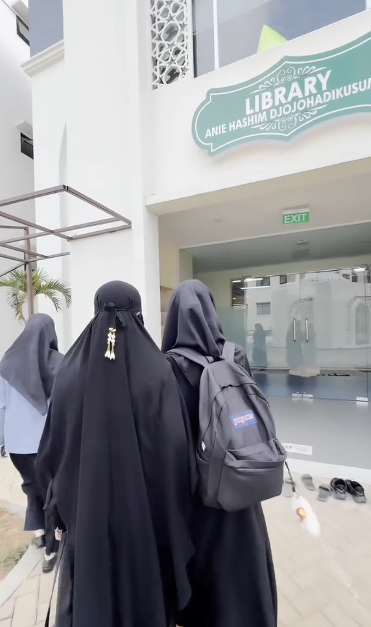 Gaya Celine Evangelista pakai cadar saat mengantar anak masuk pesantren&period;