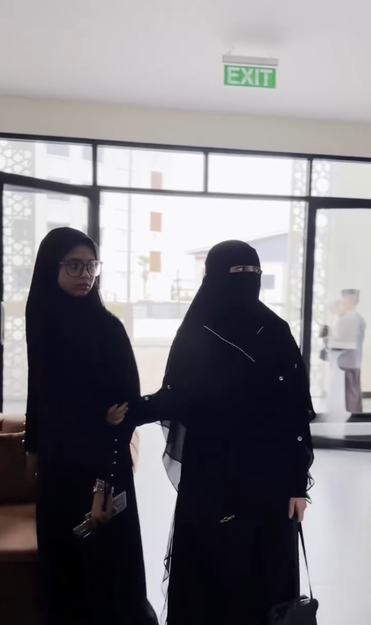 Gaya Celine Evangelista pakai cadar saat mengantar anak masuk pesantren&period;
