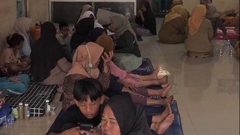 Asap TPA Jatiwaringin Masih Tebal, Puluhan Warga di Posko Pengungsian