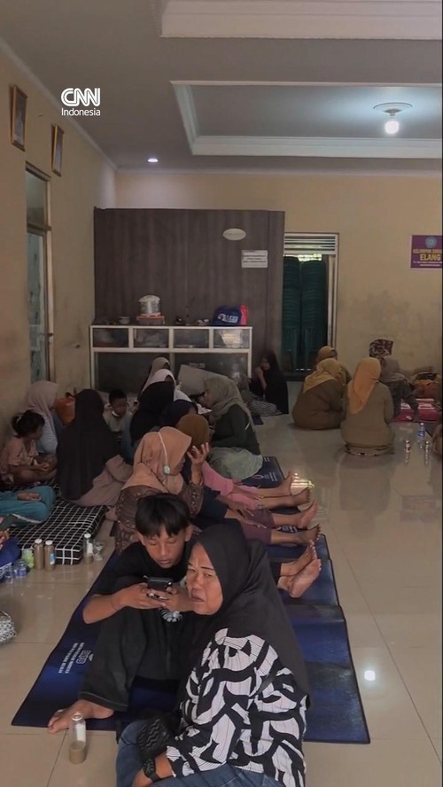 Asap TPA Jatiwaringin Masih Tebal, Puluhan Warga di Posko Pengungsian