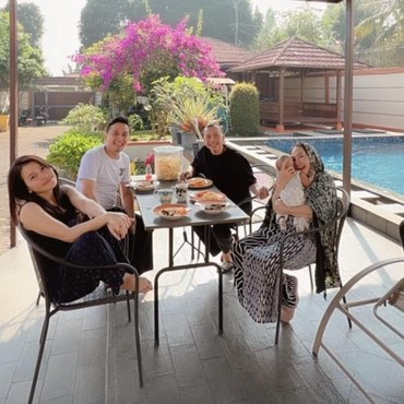 Ayu Ting Ting & Kevin Gusnadi Makin Lengket Habiskan Akhir Pekan Bersama di Vila Puncak