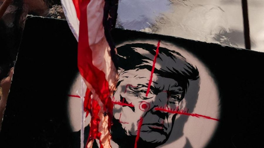 Bendera Amerika nan dibakar oleh para pelayat, berkobar di dekat papan bertuliskan Presiden AS Donald Trump, saat orang-orang berkumpul pada hari prosesi pemakaman mendiang Pemimpin Tertinggi Iran Ayatollah Ali Khamenei, nan tewas pada 28 Februari dalam serangan udara Israel dan AS, di Teheran, Iran, 6 Juli 2026.