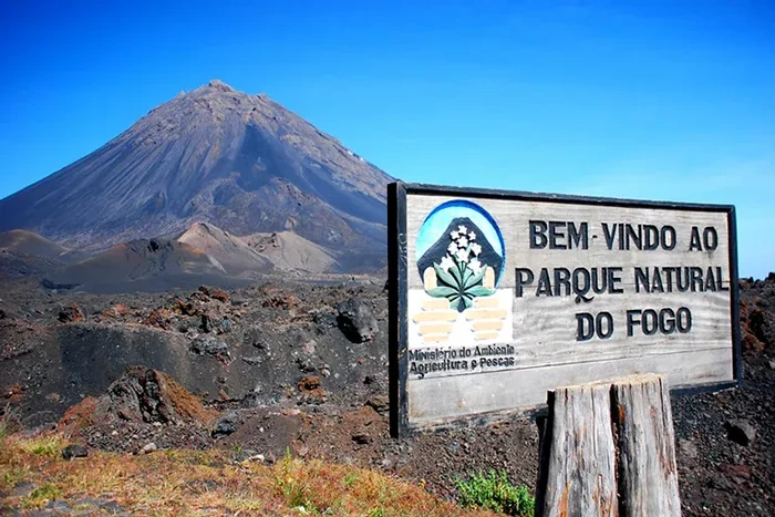 Gunung Pico de Fogo Volcano di Pulau Fogo, Cape Verde. Gunung ini menjadi salah satu daya tarik wisata