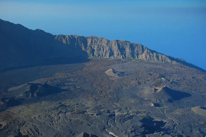 Cape Verde punya banyak tempat wisata menarik. Salah satunya desa Cha das Caldeiras
