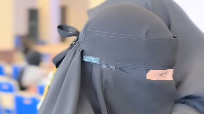 Belajar Merelakan, Celine Evangelista Menangis Antarkan Anak Mondok ke Pesantren