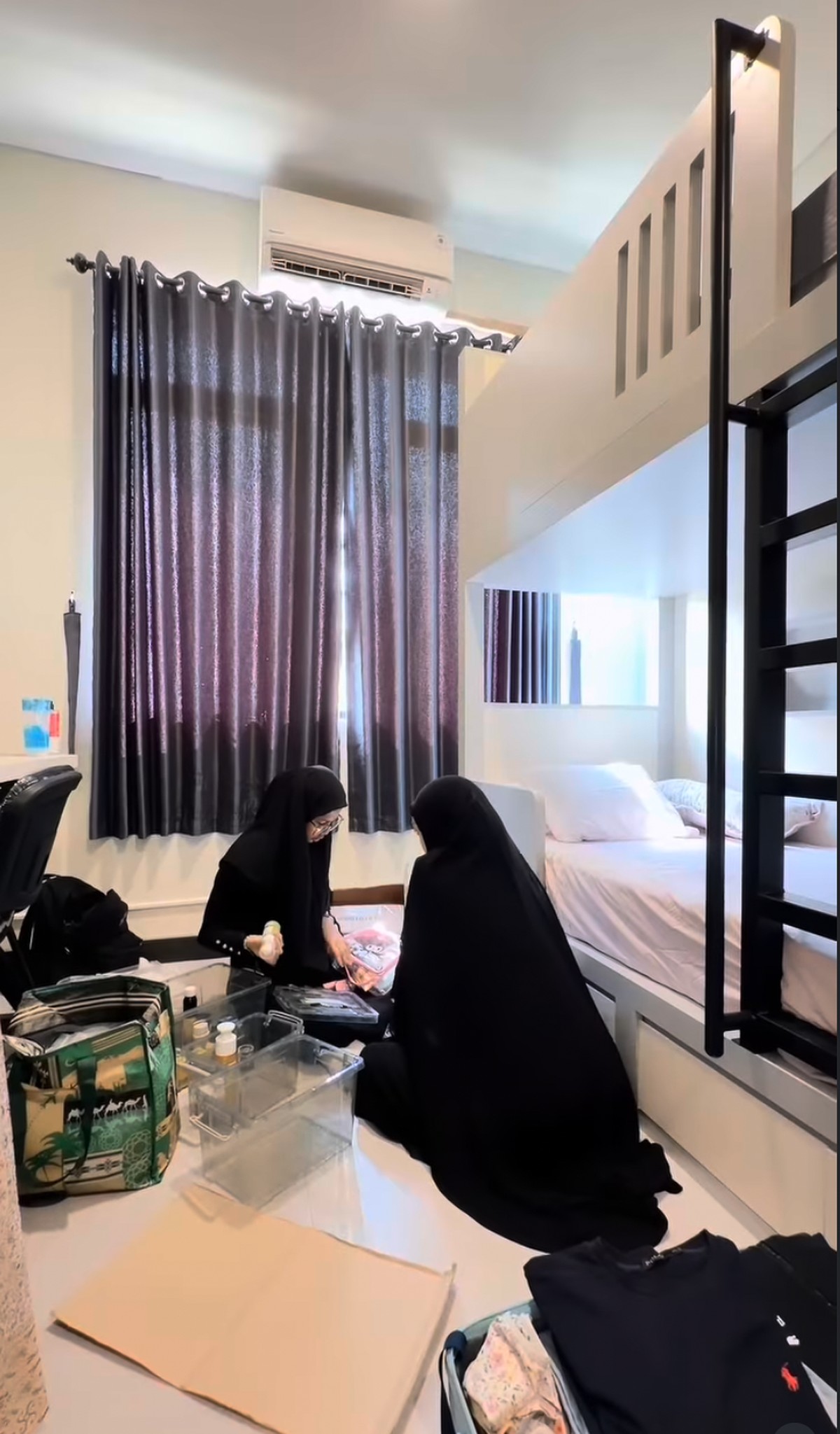 Celine Evangelista antar anak pesantren&period;