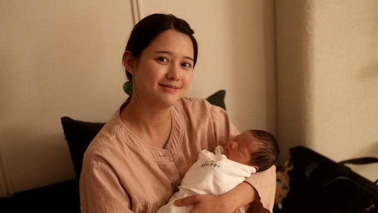 Aktris Korea Selatan Nam Bo Ra menceritakan perubahan tubuhnya pasca melahirkan dipenuhi melasma dan naik BB sampai 14 kg&period; Simak yuk Bunda kisahnya&period;