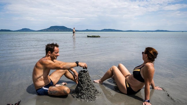 Penurunan permukaan air Danau Balaton dalam beberapa hari terakhir membuat gundukan pasir