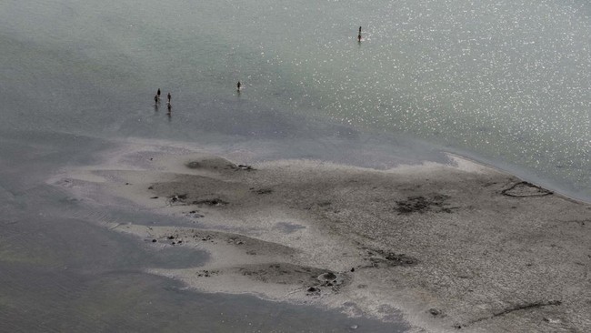 Penurunan permukaan air Danau Balaton dalam beberapa hari terakhir membuat gundukan pasir