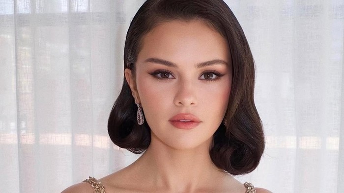Selena Gomez Tampilkan Soft Glam Makeup saat Hadiri Pernikahan Taylor Swift