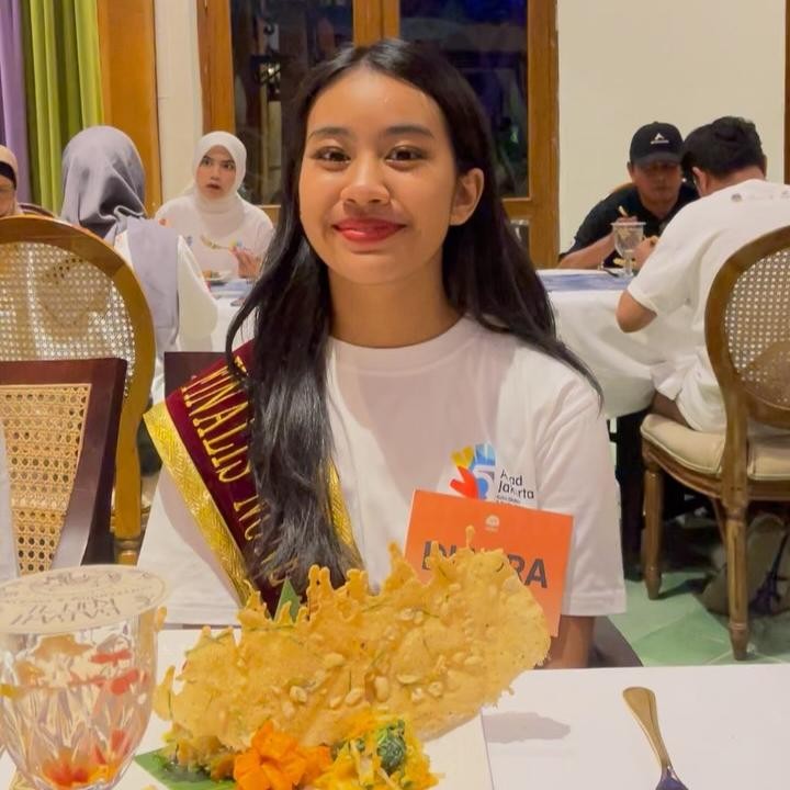 <p>Alya mengatakan putrinya yang satu ini tengah disibukkan dengan kegiatan karantinanya setelah berhasil masuk Final Abang None Jakarta Barat, Bunda. &ldquo;Sudah hampir sebulan sejak masuk Final Abnon Jakarta Barat <em>@abnonbarat</em> hampir setiap hari padat dengan kegiatan karantina dan pembekalan,&rdquo; ujar Alya.&nbsp;(Foto: Instagram @arohali)</p>