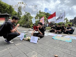 Kritik Kondisi Indonesia, Mahasiswa Bali Suguhkan Teatrikal-Bunyikan Kulkul
