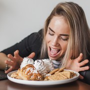 Mengapa Nafsu Makan Meningkat Menjelang Menstruasi? Ketahui 7 Penyebab dan Cara Mengatasinya