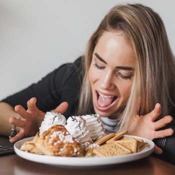Mengapa Nafsu Makan Meningkat Menjelang Menstruasi? Ketahui 7 Penyebab dan Cara Mengatasinya