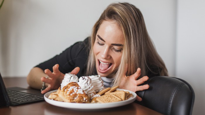 Mengapa Nafsu Makan Meningkat Menjelang Menstruasi? Ketahui 7 Penyebab dan Cara Mengatasinya