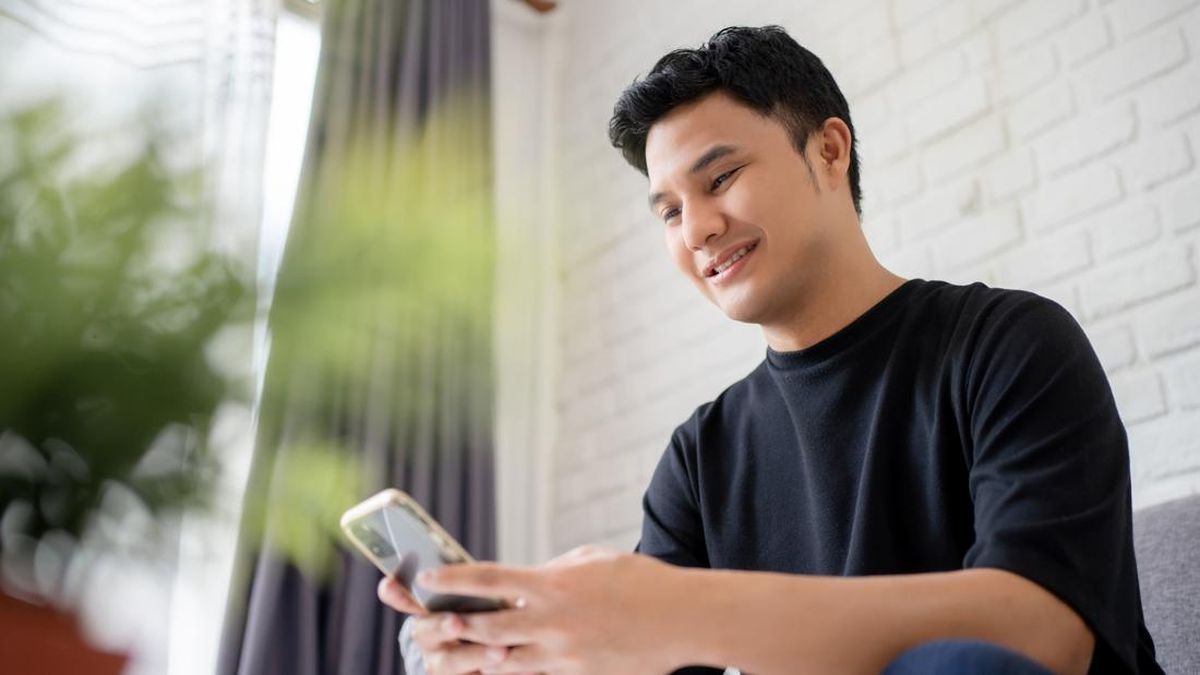 Kamu Gak 'Halu', Ini 10 Tanda Seseorang Menyukaimu Lewat Chat