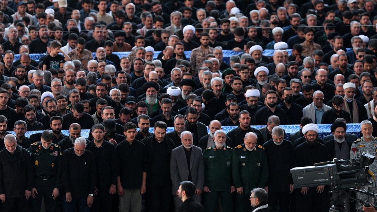 Potret 3 Putra Khamenei Hadiri Prosesi Duka, Mojtaba Tak Datang