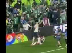 Pemain Inggris Jordan Henderson mengalami cedera pergelangan tangan saat merayakan kemenangan Inggris 3-2 atas Meksiko.