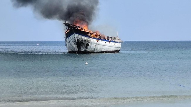 Sebuah Kapal Pinisi KLM Mutiara Prasana Nusantara terbakar di perairan Kabupaten Bulukumba, Sulawesi Selatan (Sulsel).