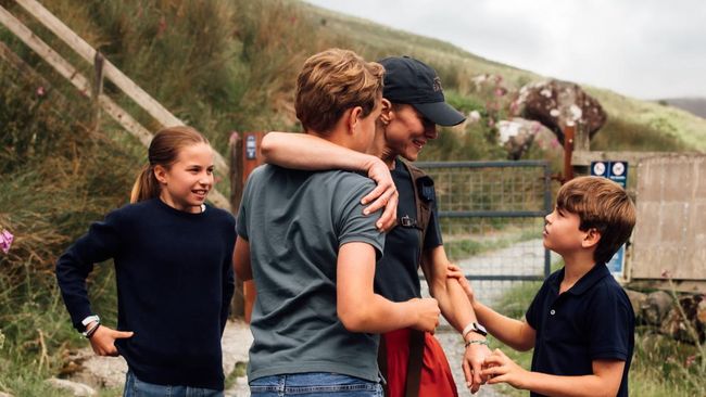 Pelukan Hangat Anak-anak Kate Middleton usai Sang Bunda Taklukkan 3 Gunung Tertinggi di Inggris Raya