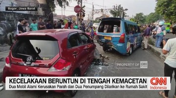VIDEO: Kecelakaan Beruntun di Tengah Kemacetan