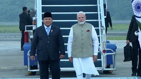 Presiden Prabowo Subianto menyambut kedatangan PM India Narendra Modi di Bandara Halim Perdanakusuma, Jakarta Timur, Senin (6/7).