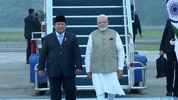 Prabowo Sambut Kedatangan PM India Narendra Modi di Bandara Halim